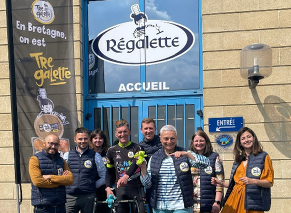 Photo de l'équipe Régalette avec Yvan de l'association les P'tits Doudous